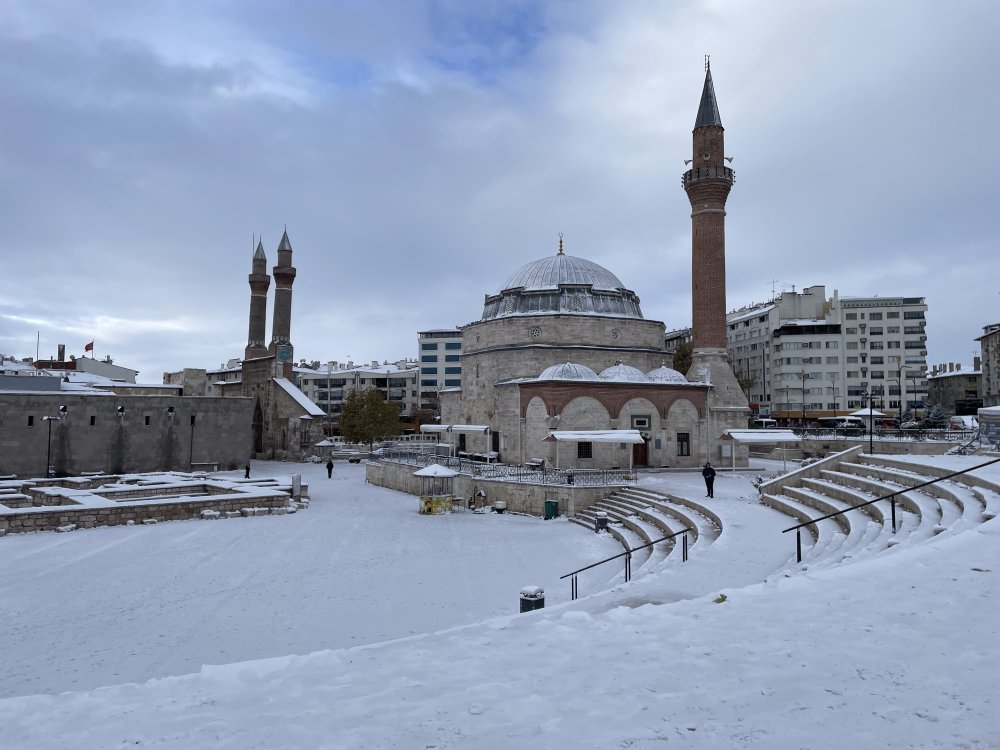 Sivas'ta kar yağışı hayatı felç etti! 906 yerleşim yeri ulaşıma kapandı