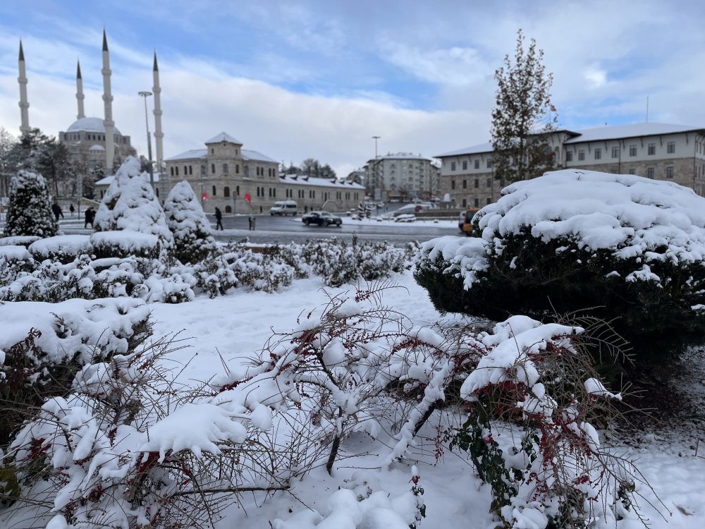 Sivas'ta kar yağışı hayatı felç etti! 906 yerleşim yeri ulaşıma kapandı