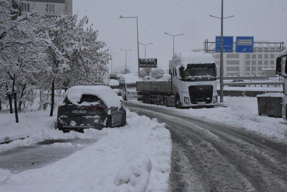 Yoğun kar yağışı Bitlis'te 84 köy yolunu kapattı