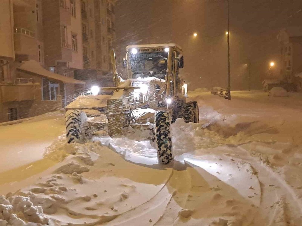 Bayburt’ta kar kalınlığı 80 santimetreyi buldu okullar yeniden tatil edildi