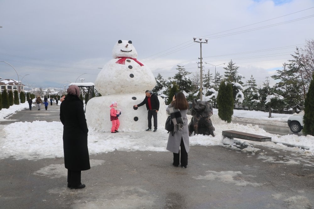 Bolu’da 5 metrelik kardan adam ilgi gördü