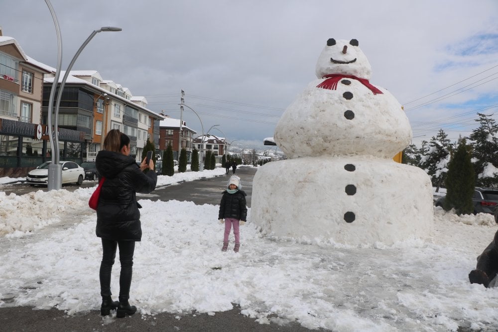 Bolu’da 5 metrelik kardan adam ilgi gördü