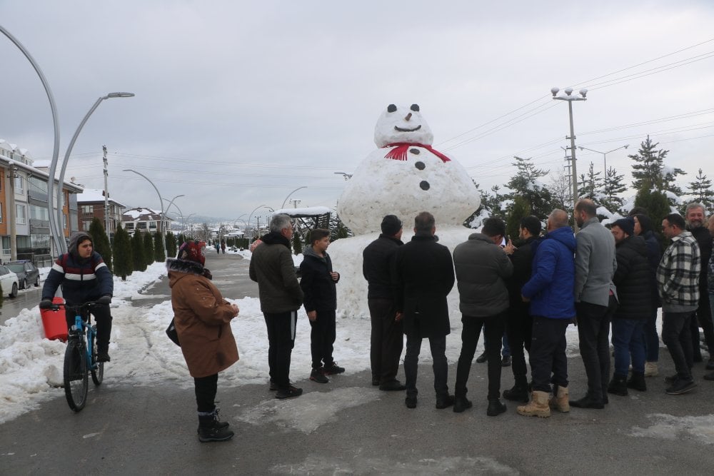 Bolu’da 5 metrelik kardan adam ilgi gördü