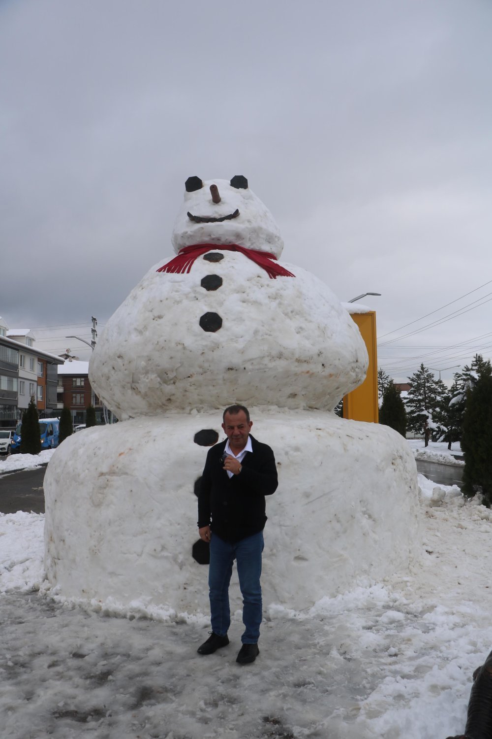 Bolu’da 5 metrelik kardan adam ilgi gördü