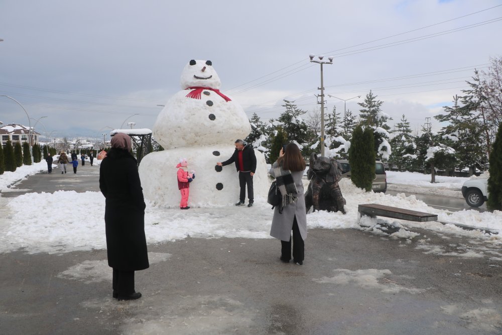 Bolu’da 5 metrelik kardan adam ilgi gördü