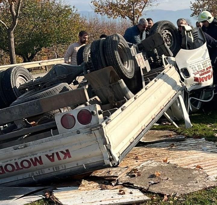 Bursa’da feci kaza: Takla atan kamyonetteki iki kişi öldü