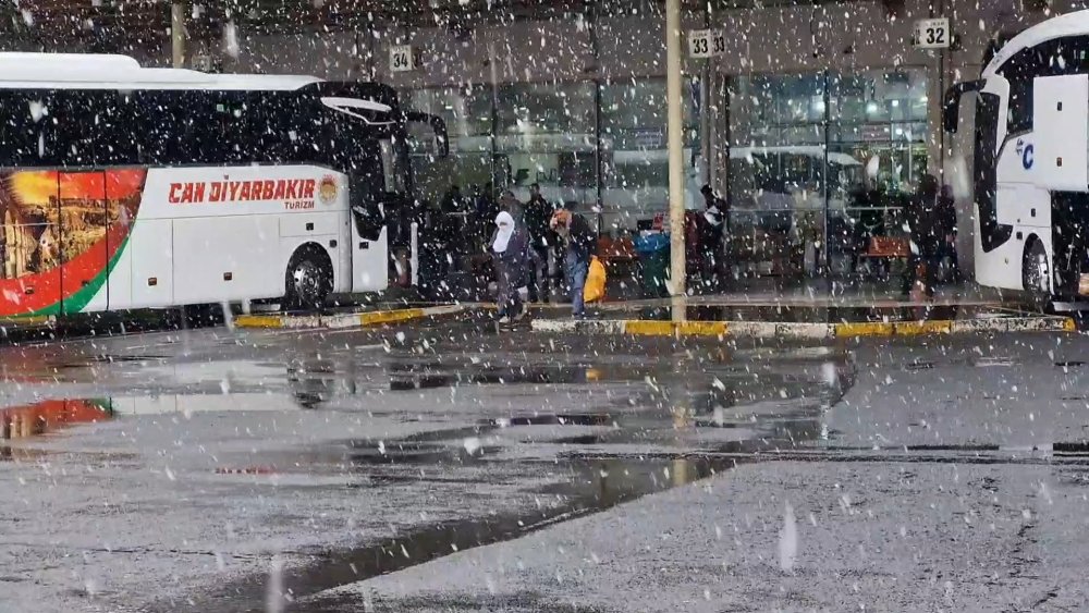 Diyarbakır’ın yüksek kesimlerine kar yağdı