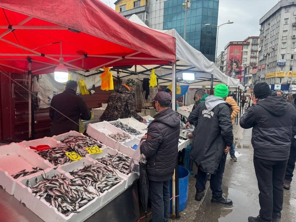 Esnaf, belediye başkanına balık hali tepkisini gösterdi