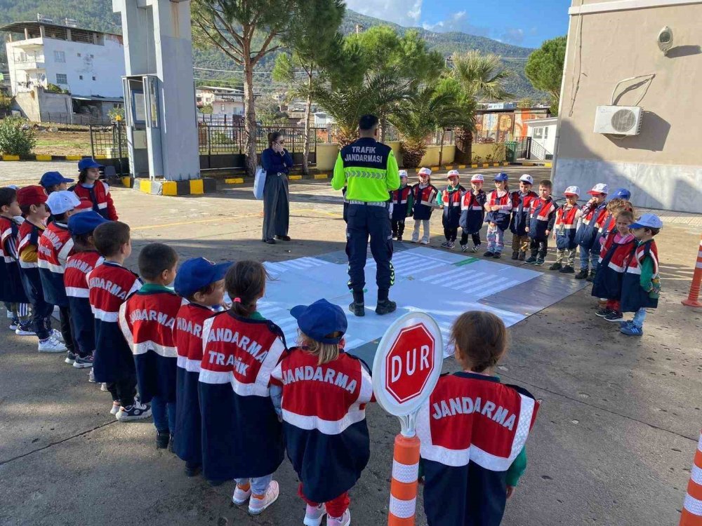 Jandarma anaokulu öğrenci ve öğretmenlerine trafik eğitimi verildi