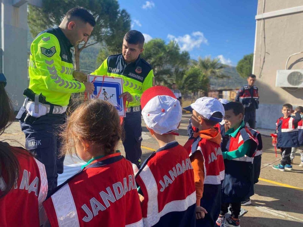 Jandarma anaokulu öğrenci ve öğretmenlerine trafik eğitimi verildi