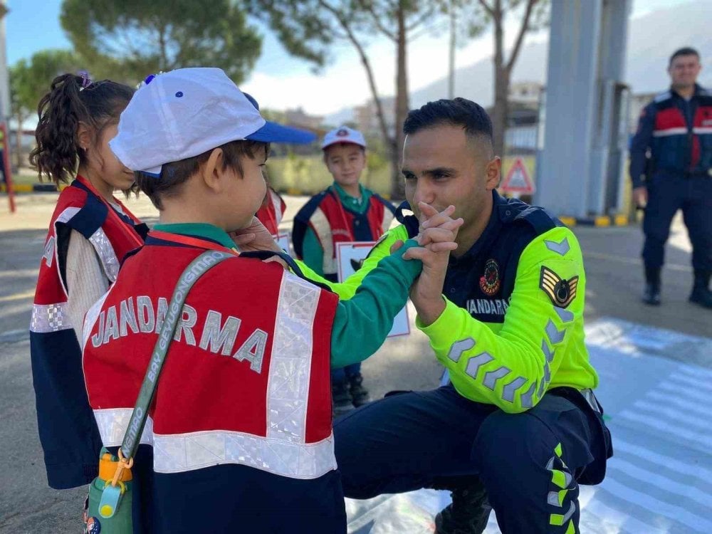 Jandarma anaokulu öğrenci ve öğretmenlerine trafik eğitimi verildi