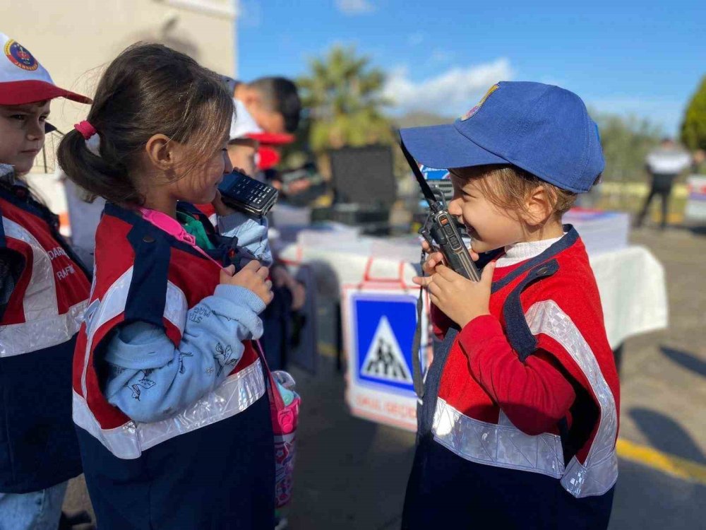 Jandarma anaokulu öğrenci ve öğretmenlerine trafik eğitimi verildi