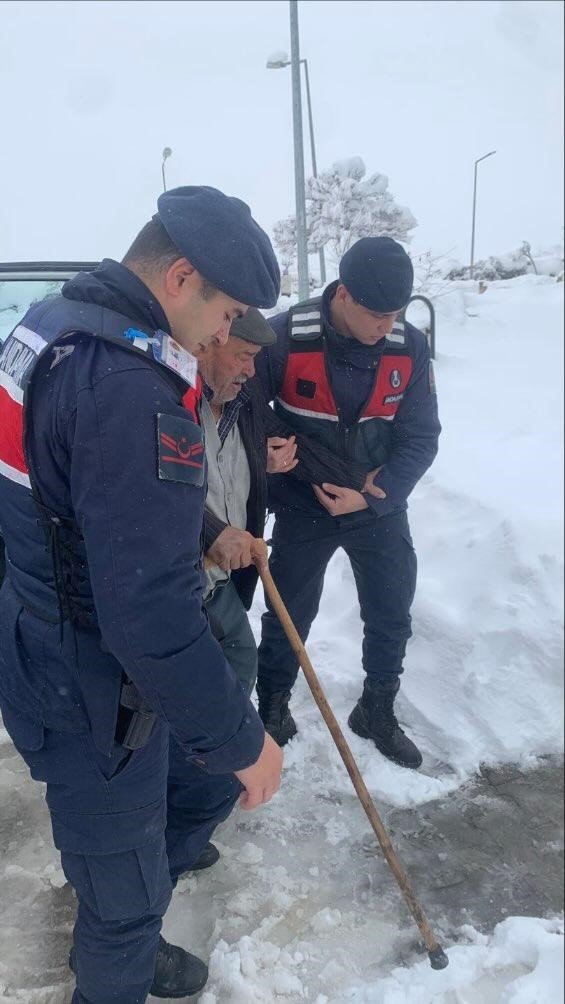 Jandarma diyaliz hastasını hastaneye yetiştirdi