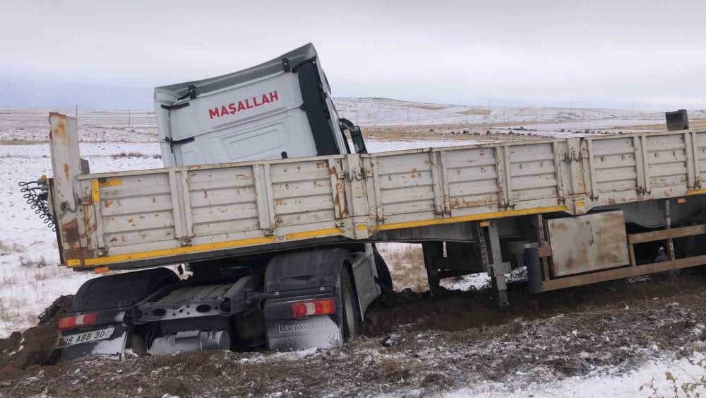 Kars’ta buzlanan yolda giden tır kayarak şarampole düştü