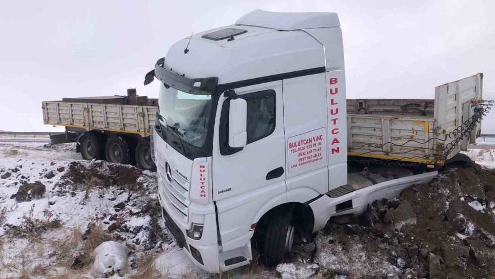 Kars’ta buzlanan yolda giden tır kayarak şarampole düştü