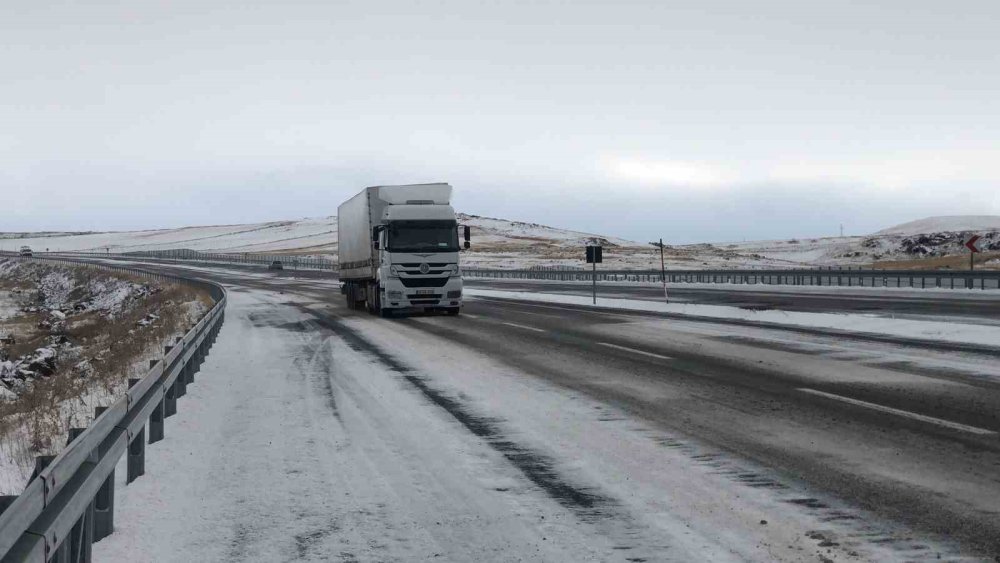 Kars’ta buzlanan yolda giden tır kayarak şarampole düştü