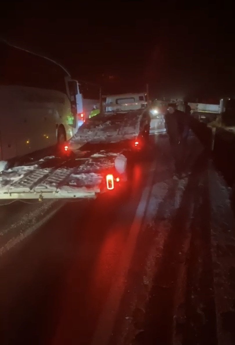 Kayseri’de tır ve otomobil çarpıştı: 2 kilometrelik trafik oluştu