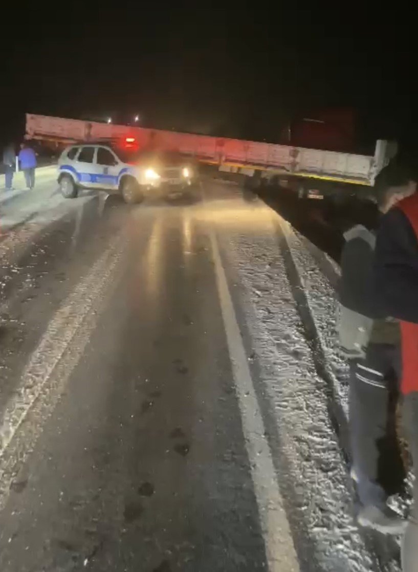 Kayseri’de tır ve otomobil çarpıştı: 2 kilometrelik trafik oluştu