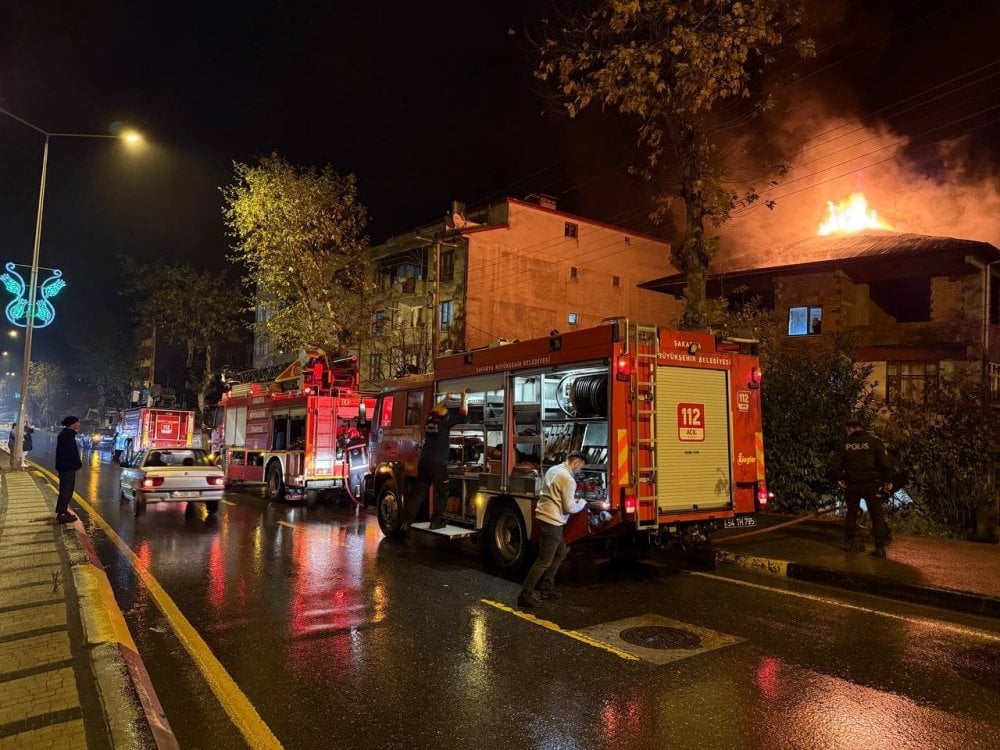 Sakarya’da korkutan yangın: Evin çatısı alev topuna döndü