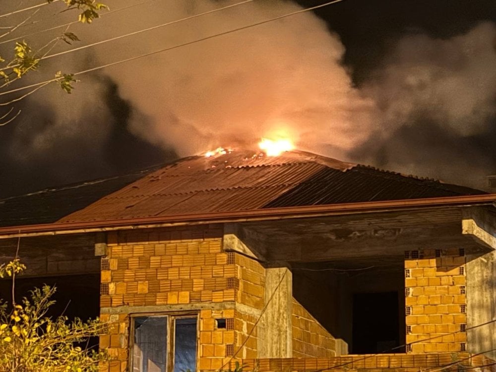 Sakarya’da korkutan yangın: Evin çatısı alev topuna döndü