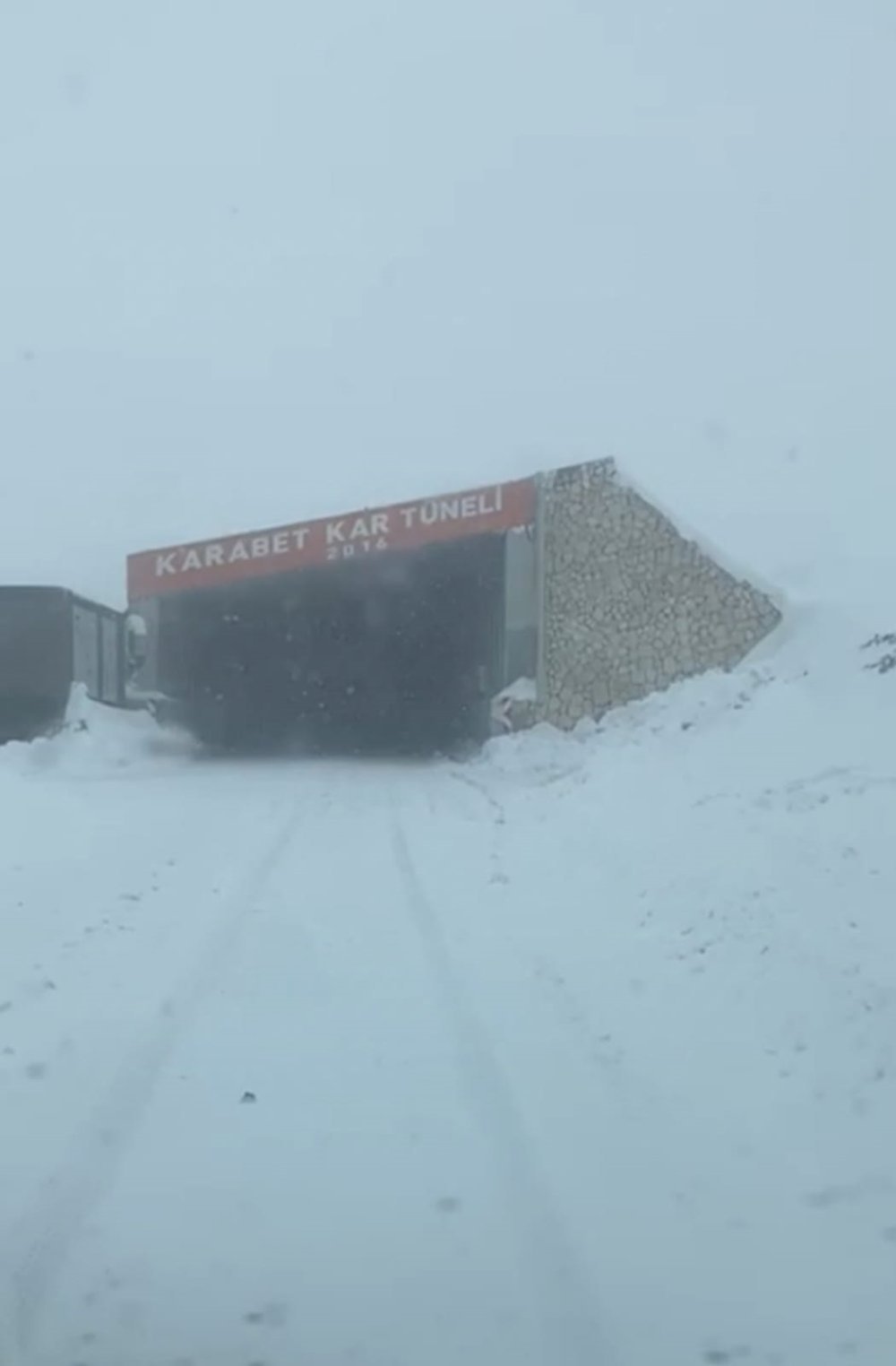 Van’da yolda kalan minibüsü yolcular halat bağlayarak çektiler