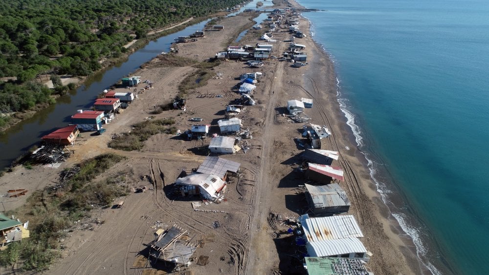 Anyalya'da deniz kaplumbağalarının yuvalama alanı olan deniz çardakları yıkıldı