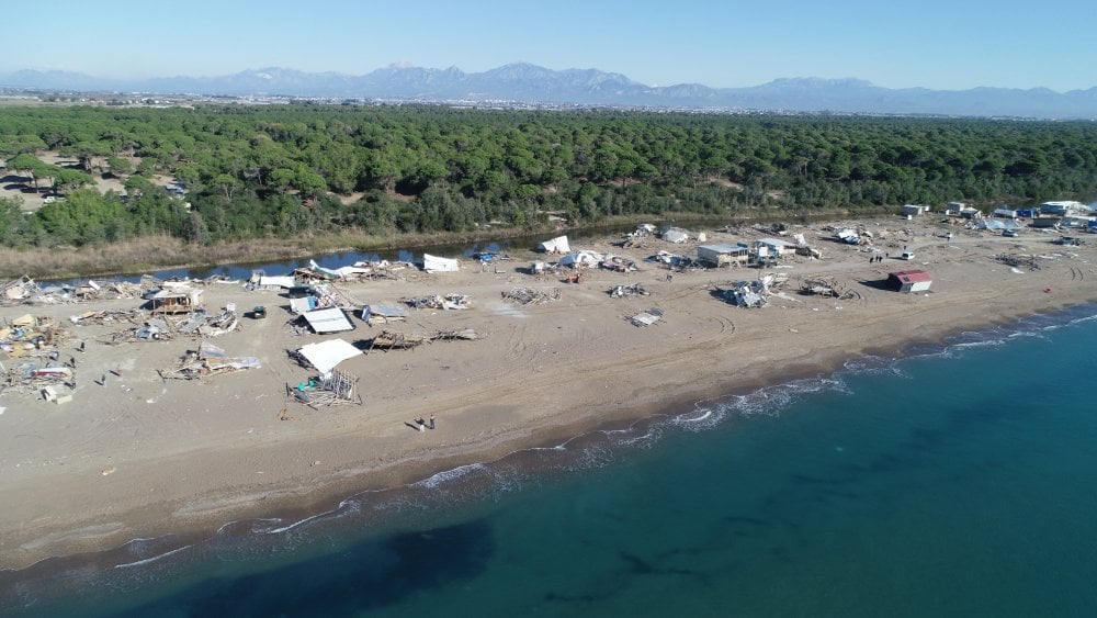 Anyalya'da deniz kaplumbağalarının yuvalama alanı olan deniz çardakları yıkıldı