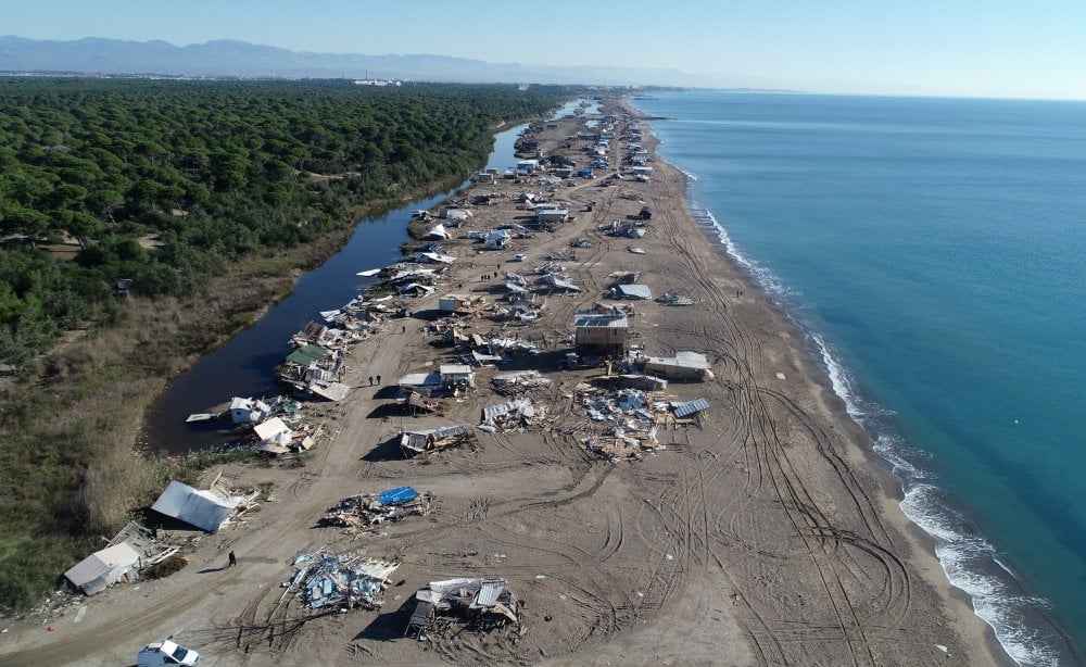 Anyalya'da deniz kaplumbağalarının yuvalama alanı olan deniz çardakları yıkıldı