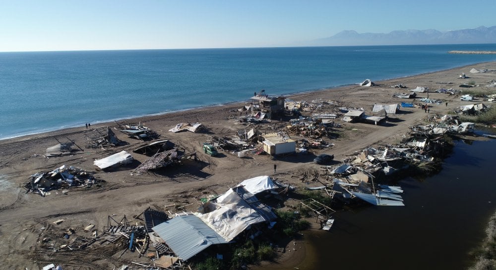 Anyalya'da deniz kaplumbağalarının yuvalama alanı olan deniz çardakları yıkıldı