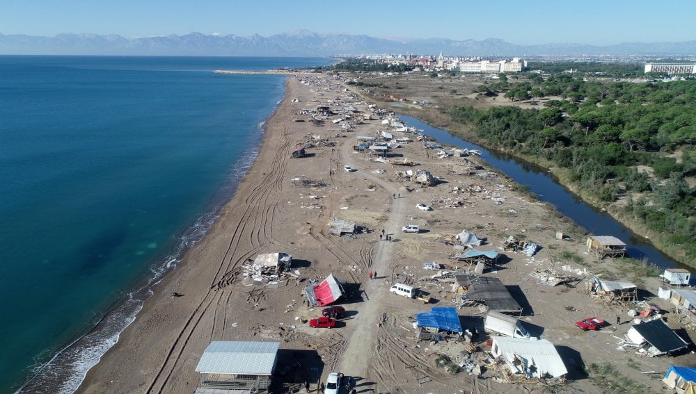 Anyalya'da deniz kaplumbağalarının yuvalama alanı olan deniz çardakları yıkıldı