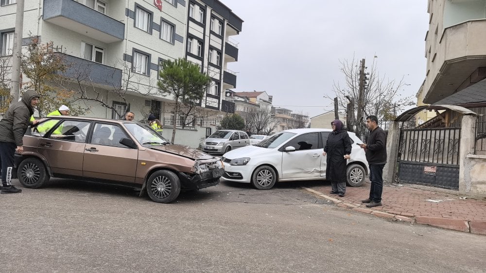 Bursa'da kaza geçiren şahıs moral vermesi için polis yakınını aradı