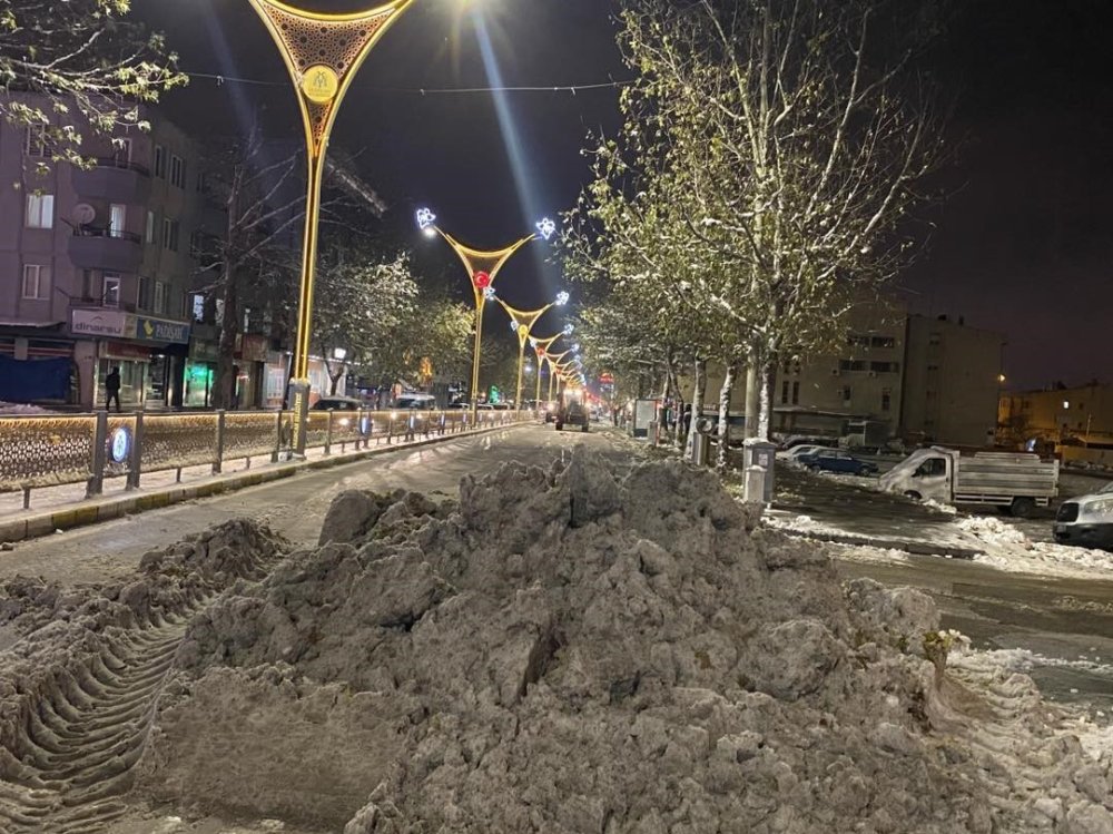 Erzincan’da karla mücadelede yoğun mesai harcanıyor