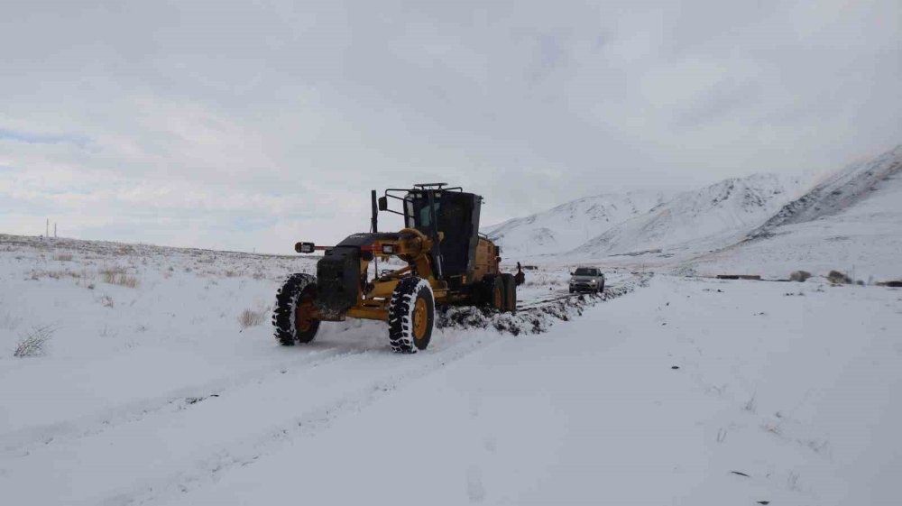 Iğdır’da karla kaplı mezra yolları trafiğe açıldı