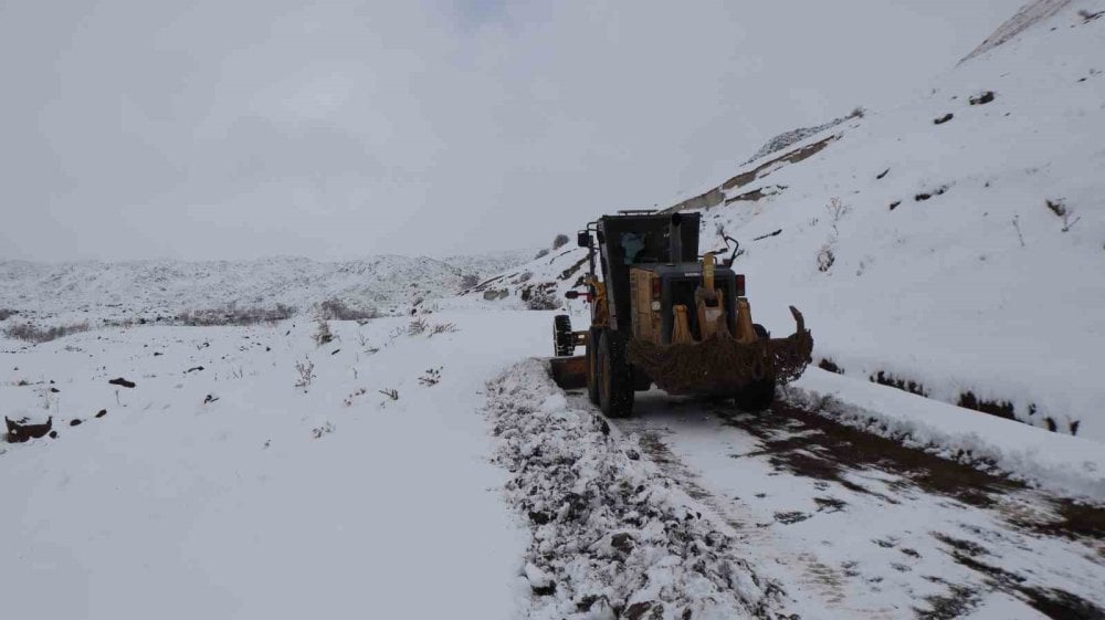 Iğdır’da karla kaplı mezra yolları trafiğe açıldı