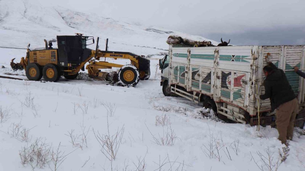 Iğdır’da karla kaplı mezra yolları trafiğe açıldı