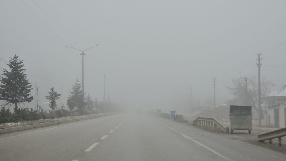 Konya-Ankara otoyolunda sis sürücülere zor anlar yaşatıyor