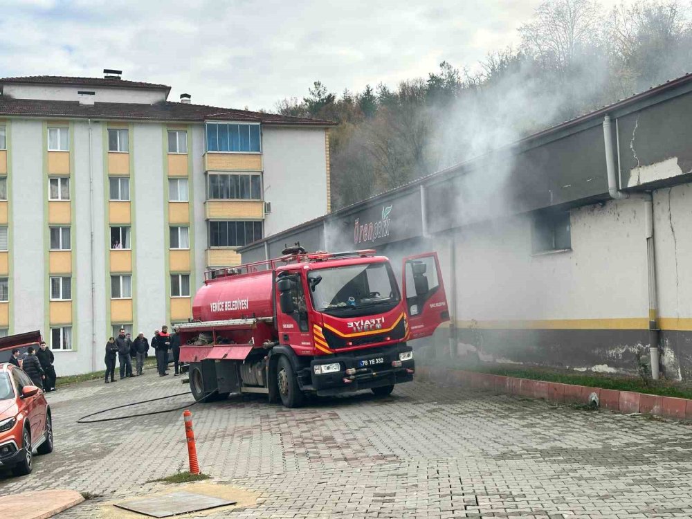 Otoparktaki aracın motoru yandı