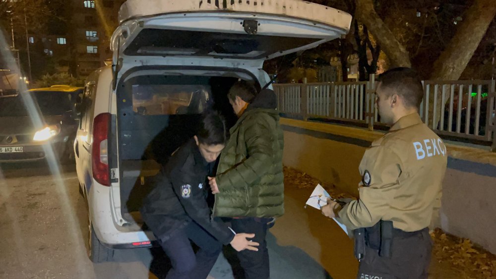 Sınava girmek için hazırladığı kopya düzeneği polisi geçemedi