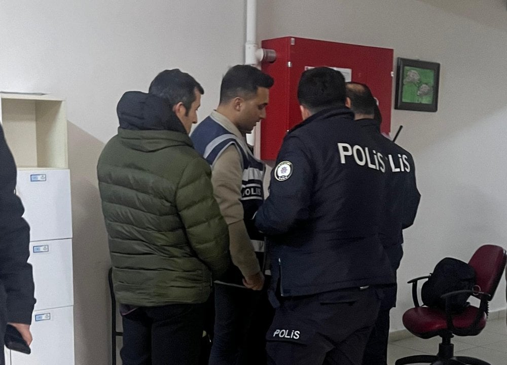 Sınava girmek için hazırladığı kopya düzeneği polisi geçemedi