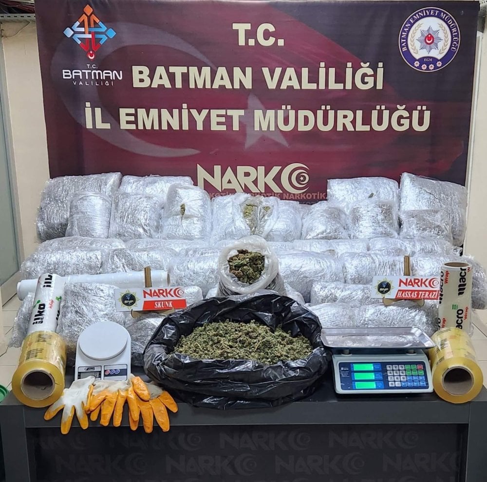 Turşu kutularının içine gizlemişler... 52 kilo skunk ortaya çıktı