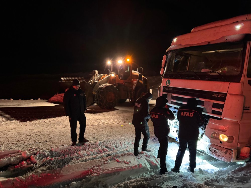 Ardahan’da kar ve tipi esareti: 4 tır yolda kaldı