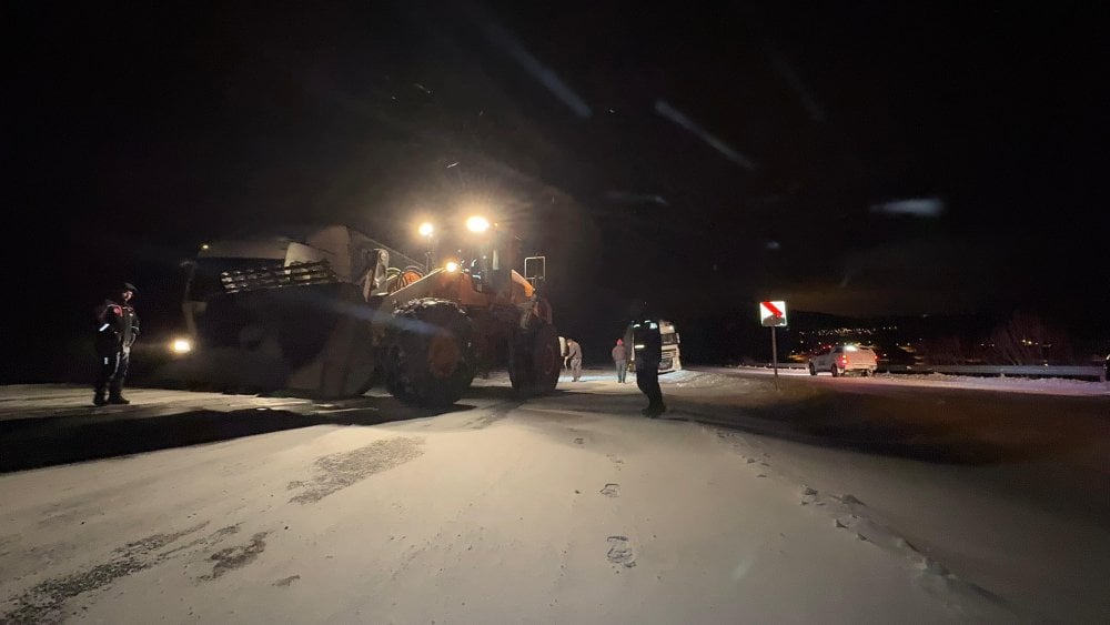 Ardahan’da kar ve tipi esareti: 4 tır yolda kaldı