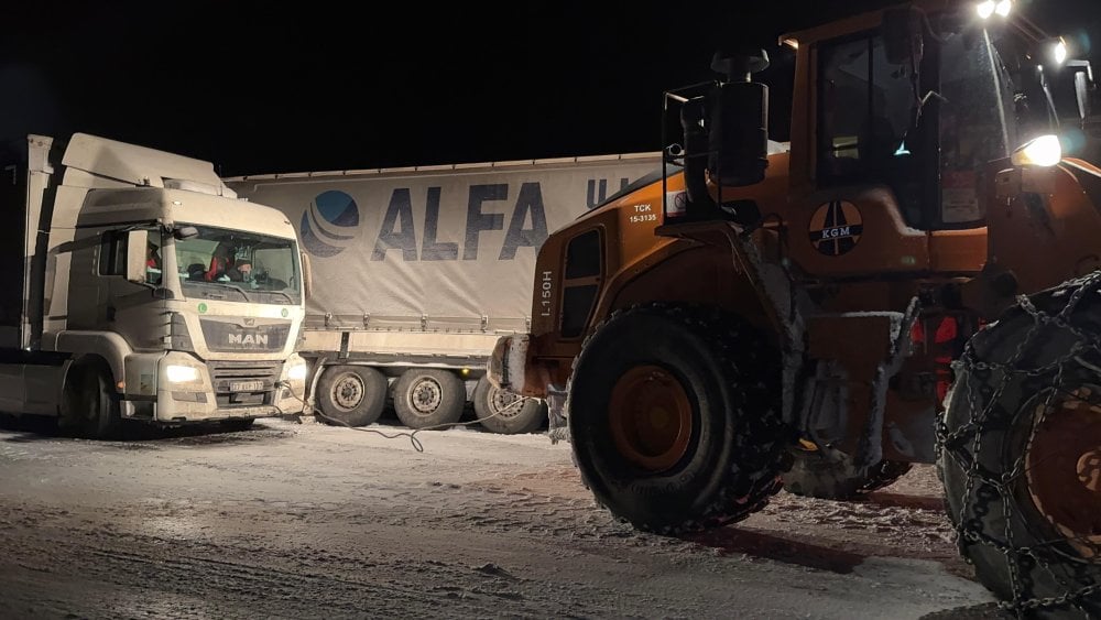 Ardahan’da kar ve tipi esareti: 4 tır yolda kaldı