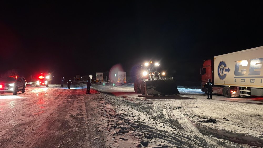 Ardahan’da kar ve tipi esareti: 4 tır yolda kaldı