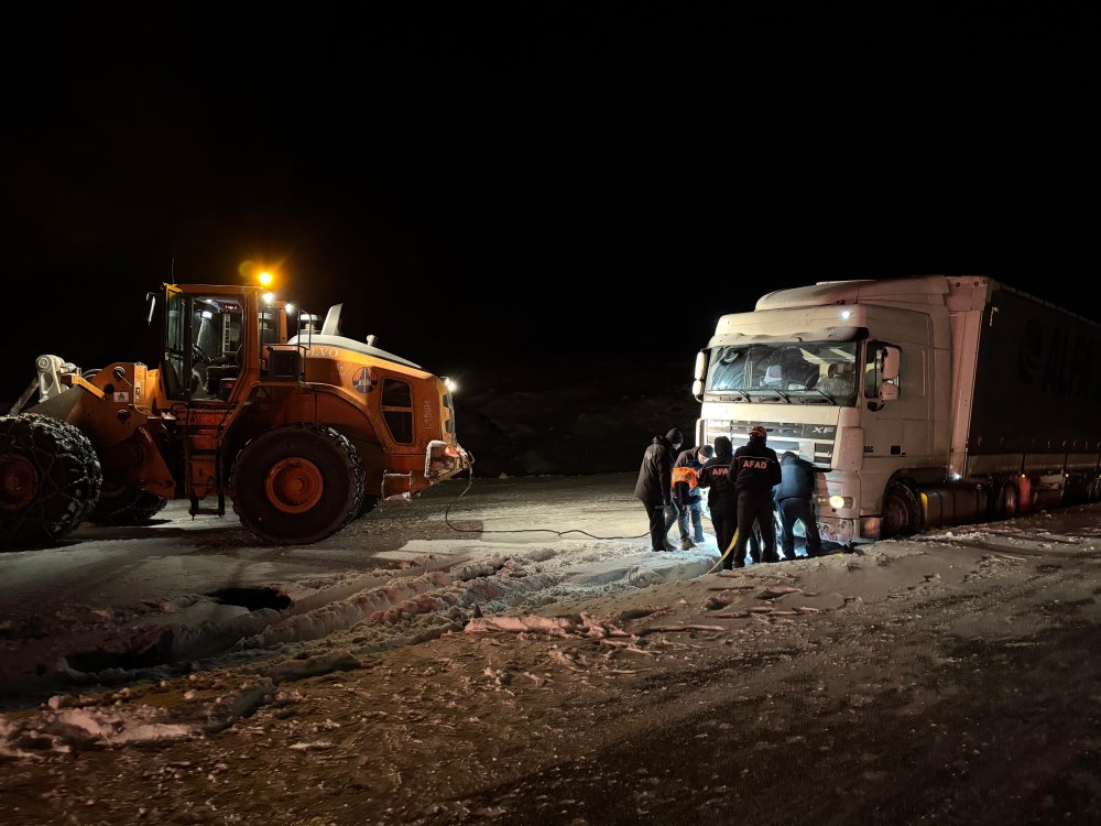 Ardahan’da kar ve tipi esareti: 4 tır yolda kaldı