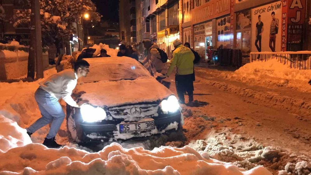 Bayburt’ta kara saplanan Mercedes marka otomobilin yardımına çevredekiler yetişti