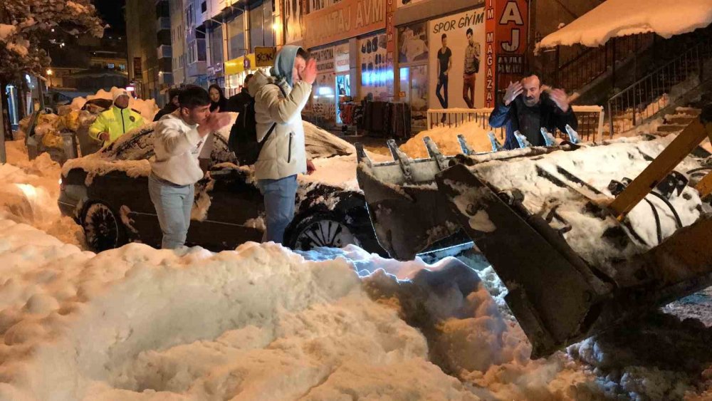 Bayburt’ta kara saplanan Mercedes marka otomobilin yardımına çevredekiler yetişti