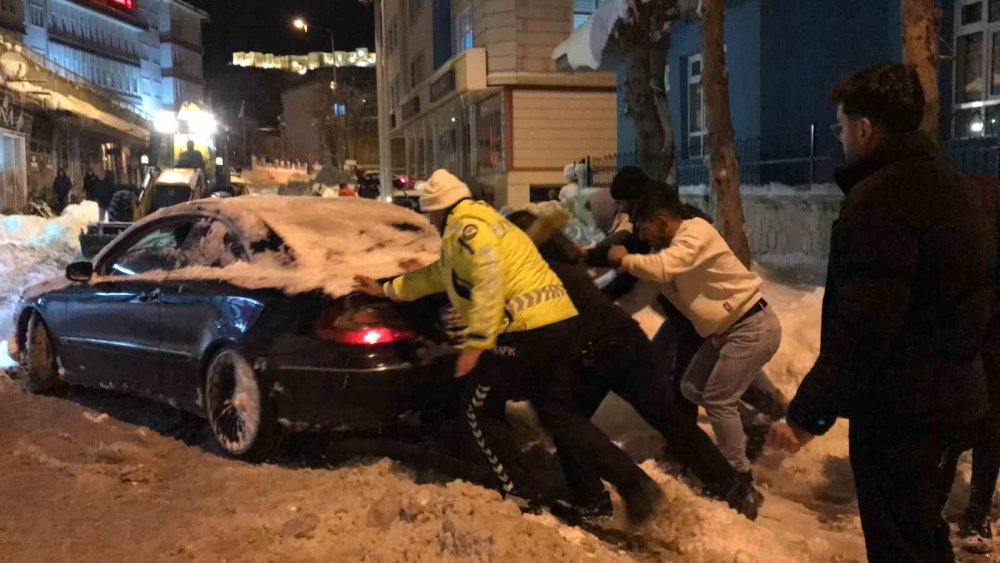 Bayburt’ta kara saplanan Mercedes marka otomobilin yardımına çevredekiler yetişti