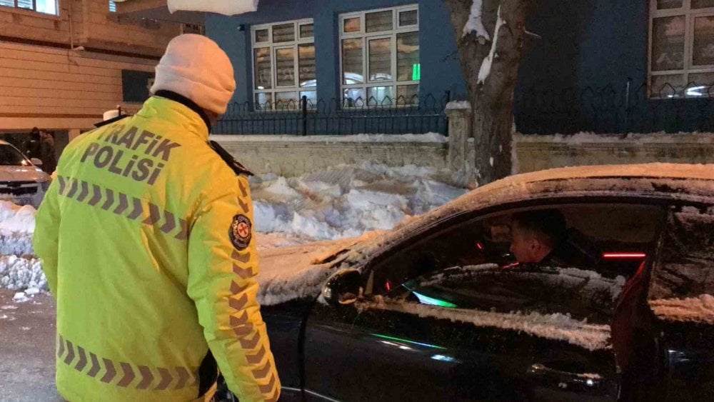 Bayburt’ta kara saplanan Mercedes marka otomobilin yardımına çevredekiler yetişti