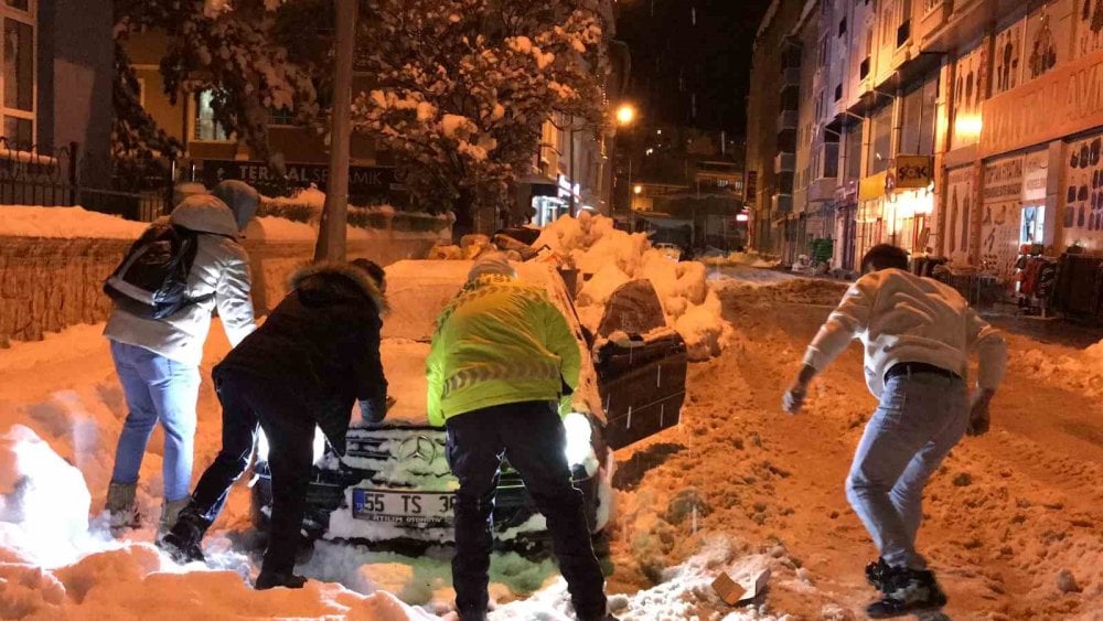 Bayburt’ta kara saplanan Mercedes marka otomobilin yardımına çevredekiler yetişti